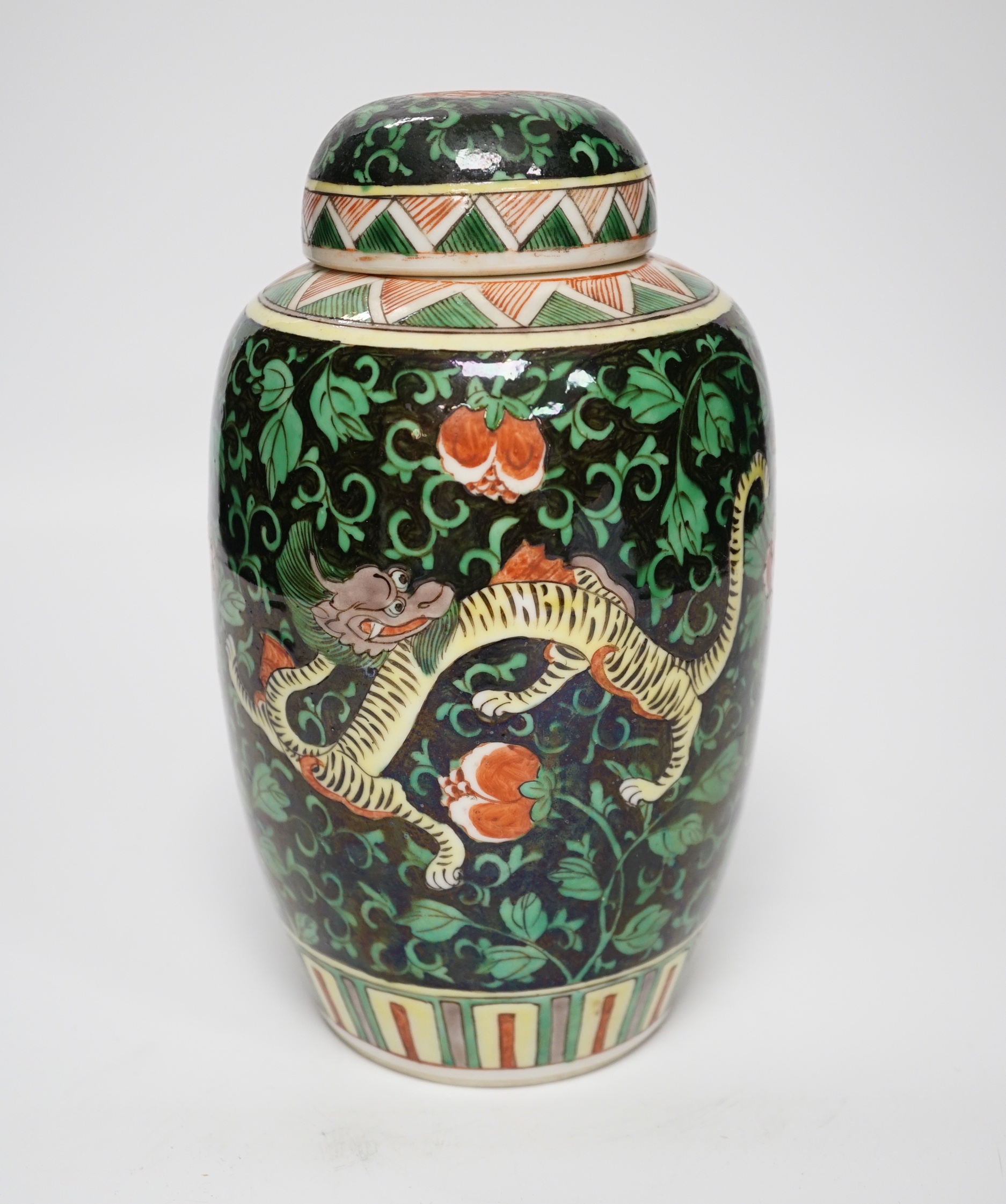 A small Chinese famille noire ‘dragon’ jar and cover, late 19th century, 21.5cm